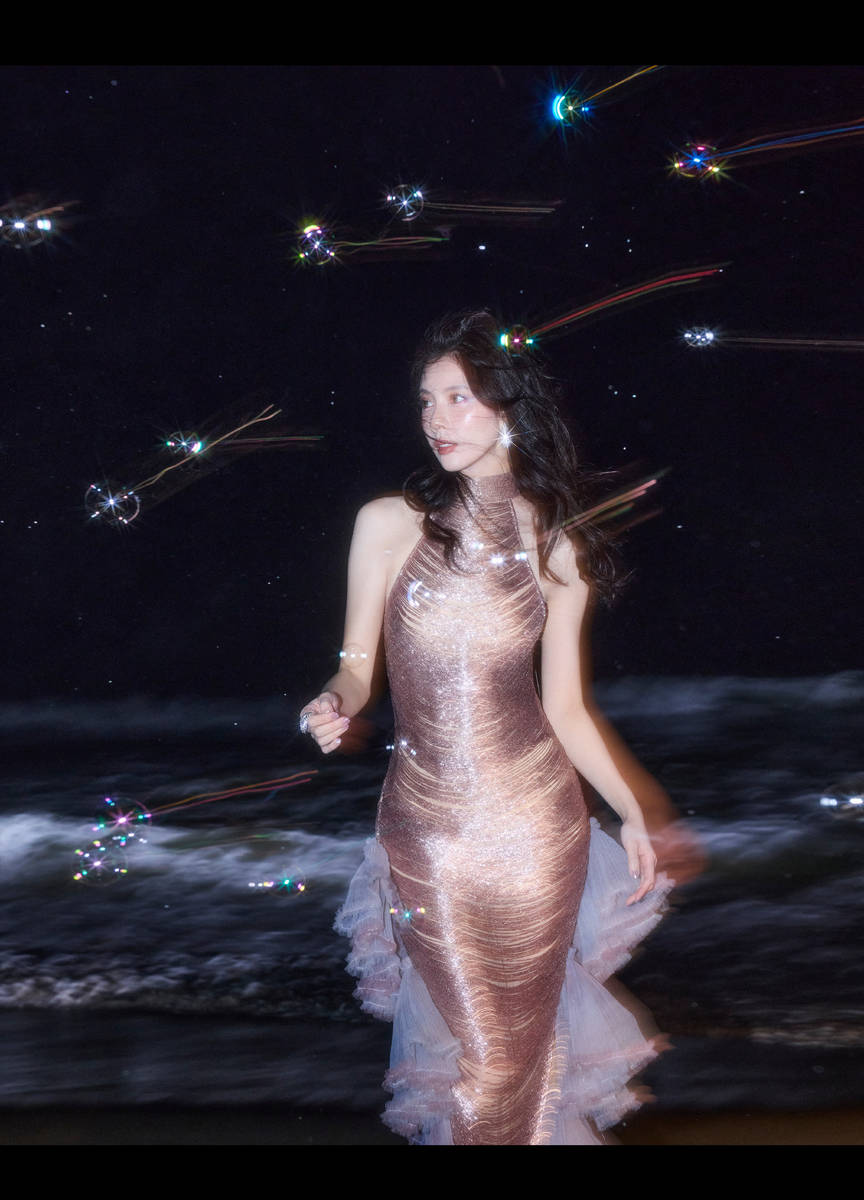 宋妍霏穿金色鱼尾裙身姿窈窕 发丝飞扬氛围感十足
