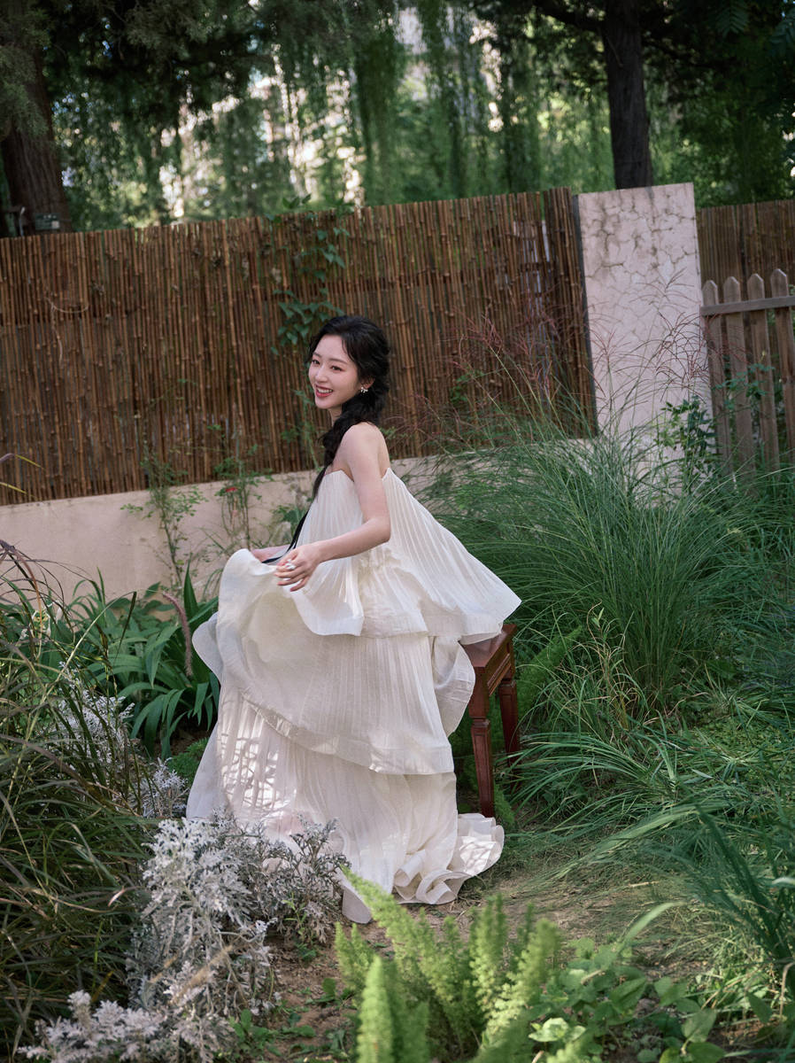 邓恩熙编发造型灵动俏皮 轻提裙摆少女感十足