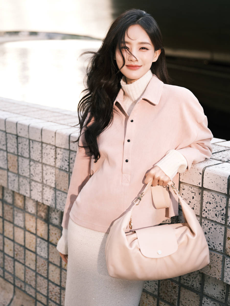 李一桐身穿针织长裙温婉优雅 甜笑回眸氛围感满满