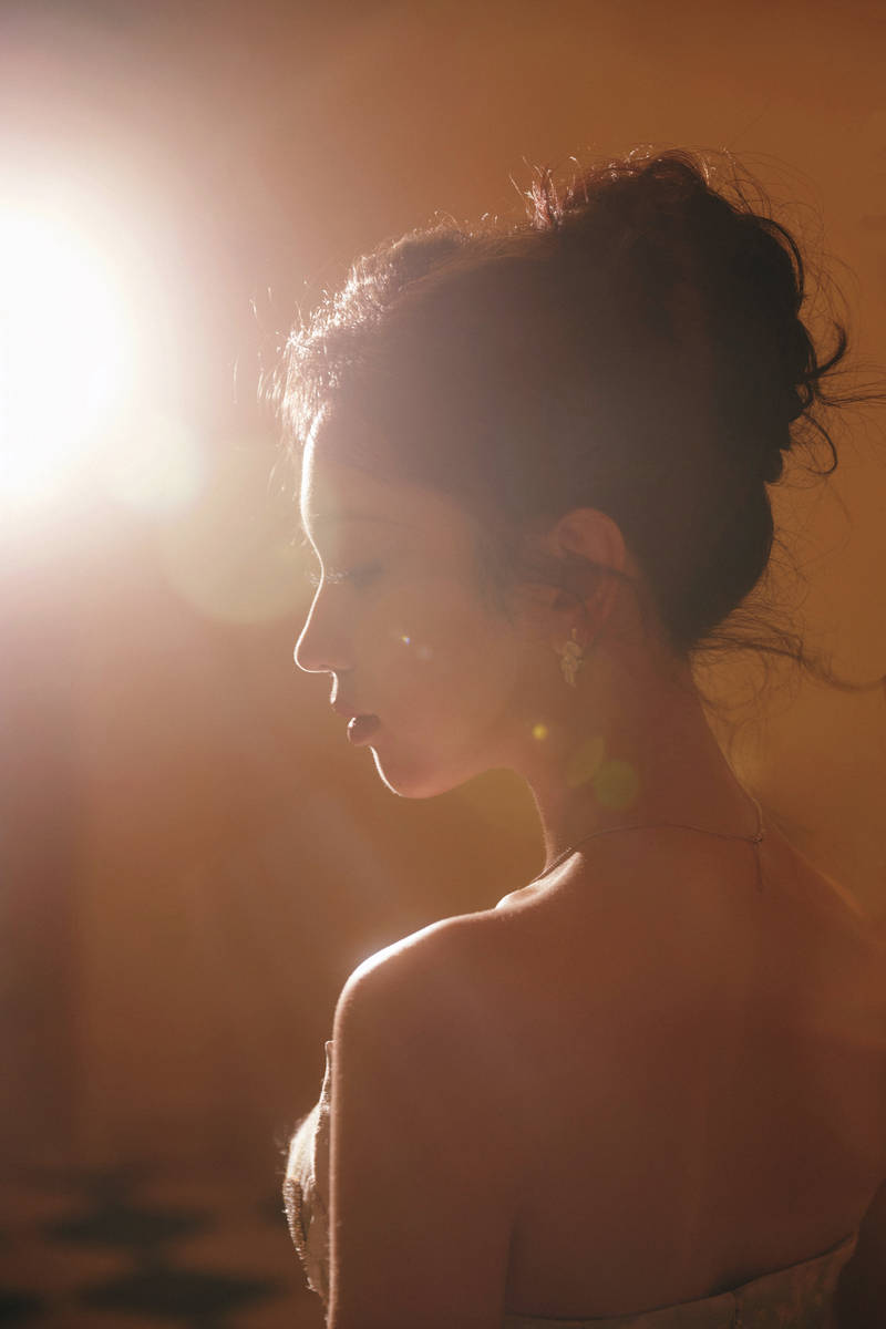 代露娃穿抹胸裙优雅高贵 倚在贝壳中化身人鱼公主