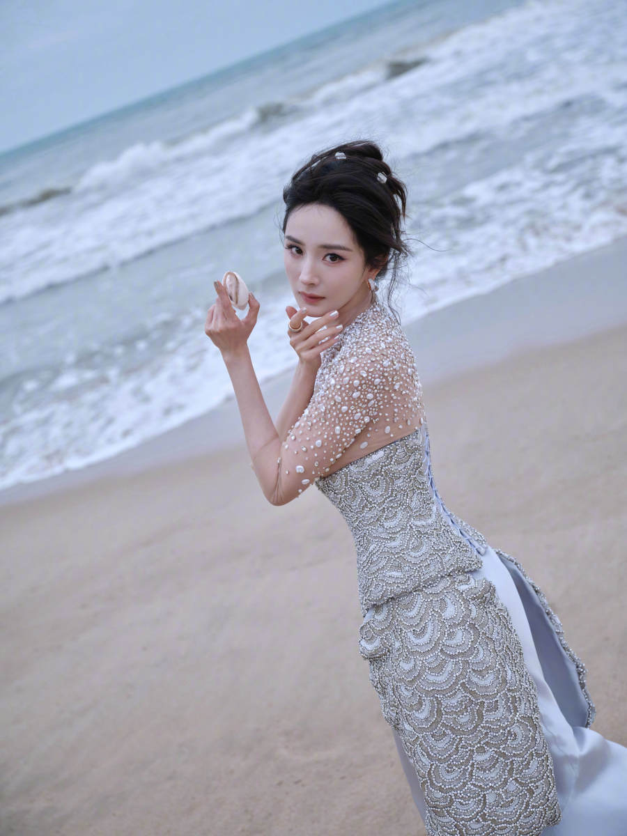 杨幂穿浅蓝色长裙化身美人鱼 手捧贝壳眼神温柔