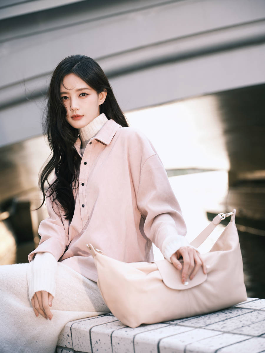 李一桐身穿针织长裙温婉优雅 甜笑回眸氛围感满满