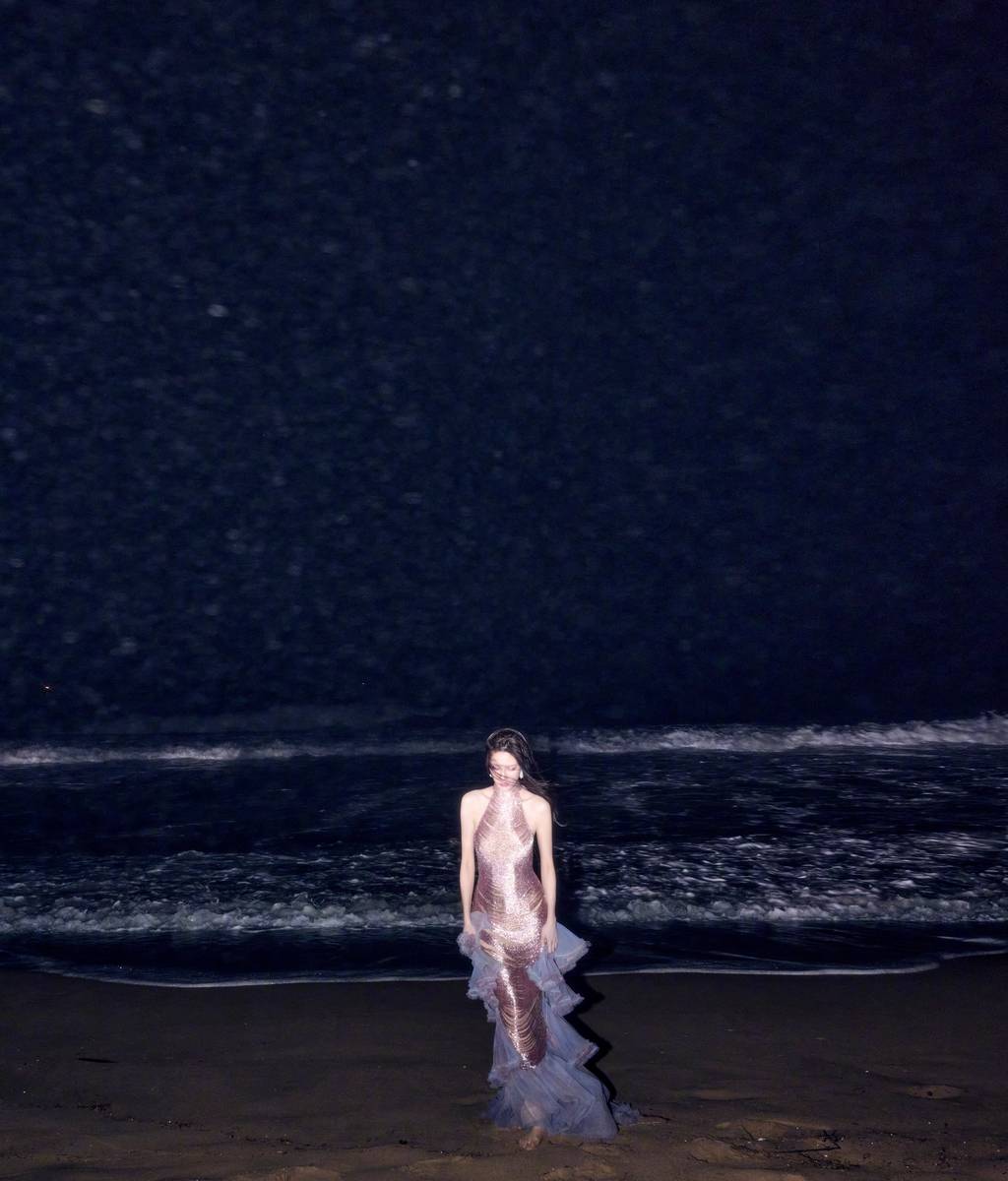 宋妍霏穿金色鱼尾裙身姿窈窕 发丝飞扬氛围感十足