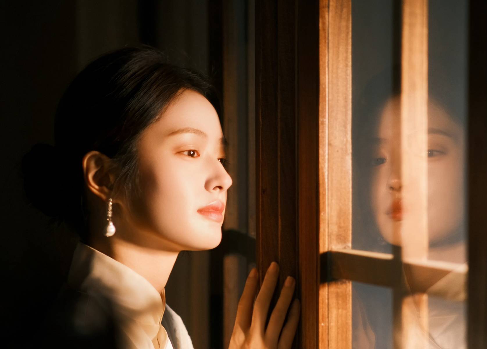 徐若晗穿刺绣旗袍端庄优雅 轻撩珠帘温柔恬静