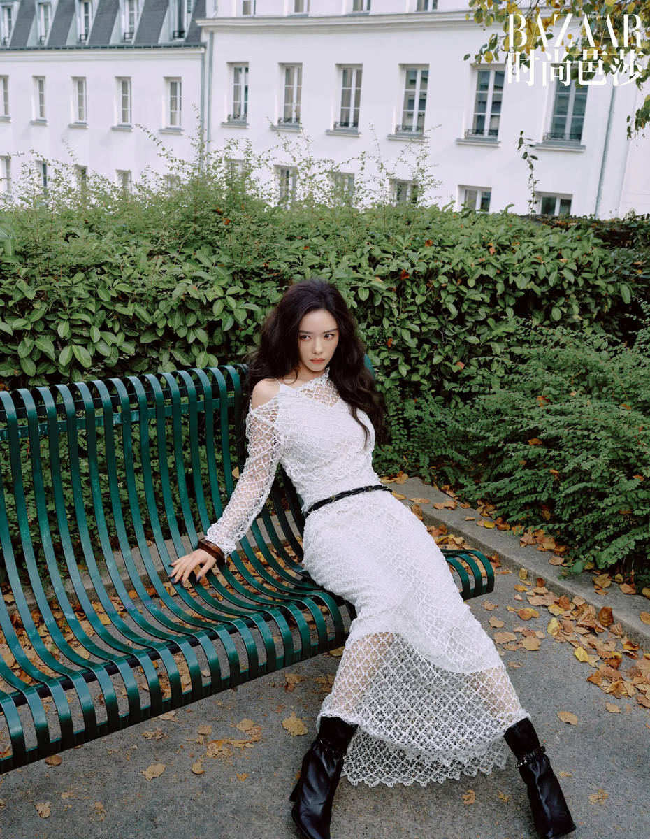 蔡文静晒杂志大片性感吸睛!漫步巴黎街头风情万种