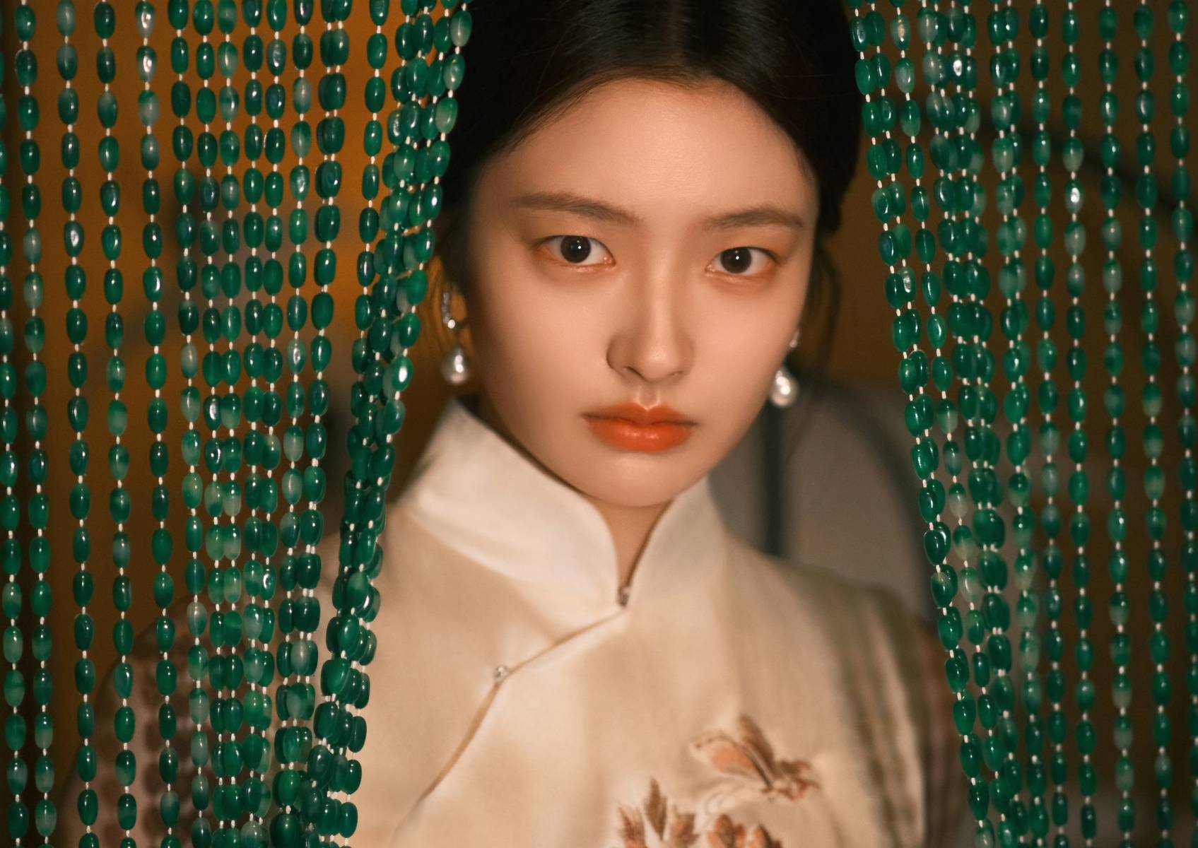 徐若晗穿刺绣旗袍端庄优雅 轻撩珠帘温柔恬静