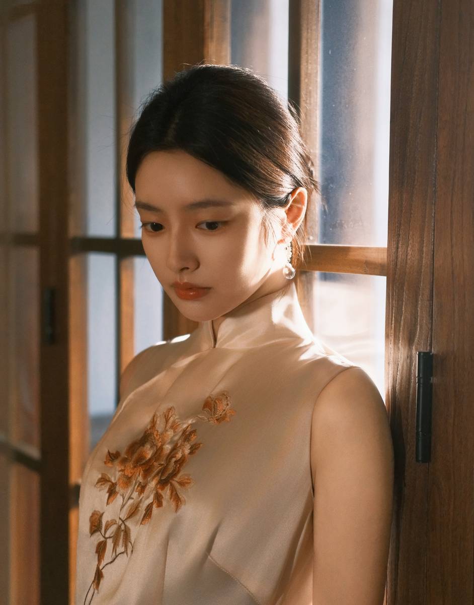 徐若晗穿刺绣旗袍端庄优雅 轻撩珠帘温柔恬静