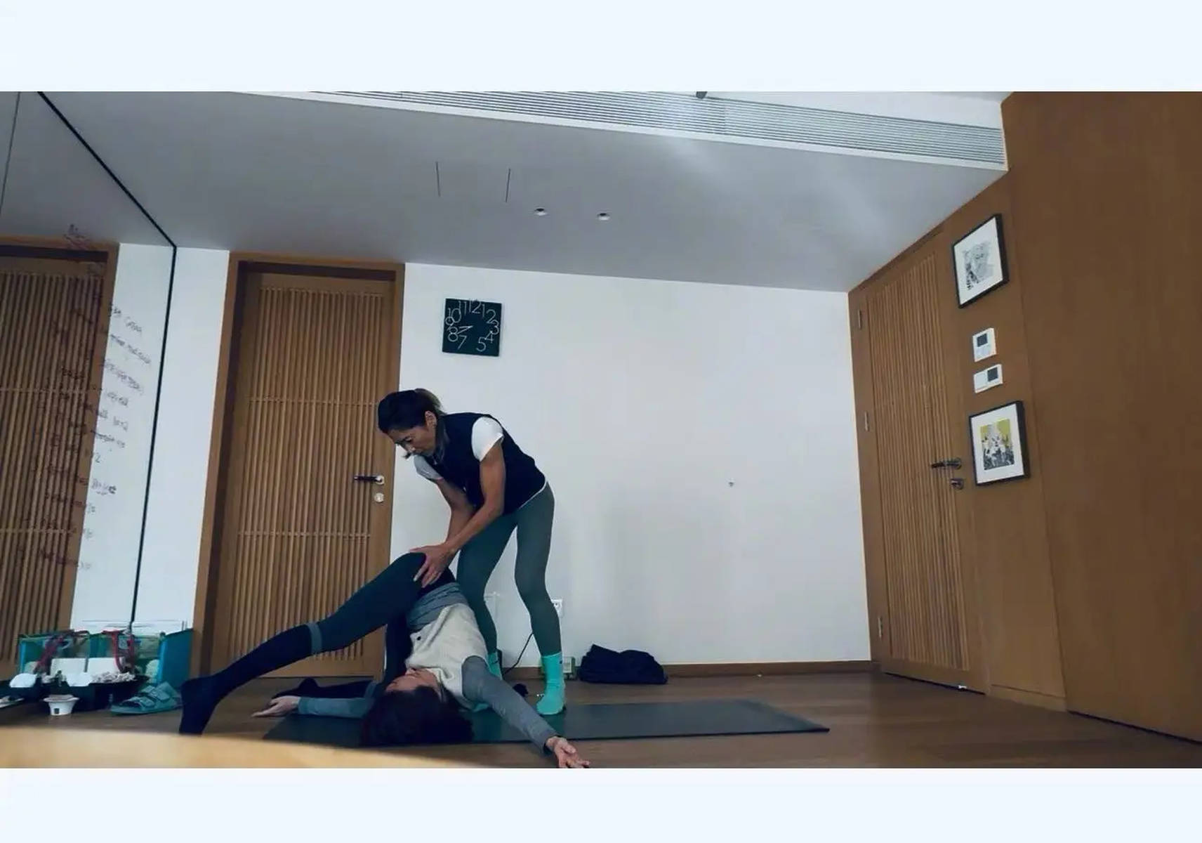 孙俪晒瑜伽照身体灵活柔韧性超好!拉伸翻滚状态佳