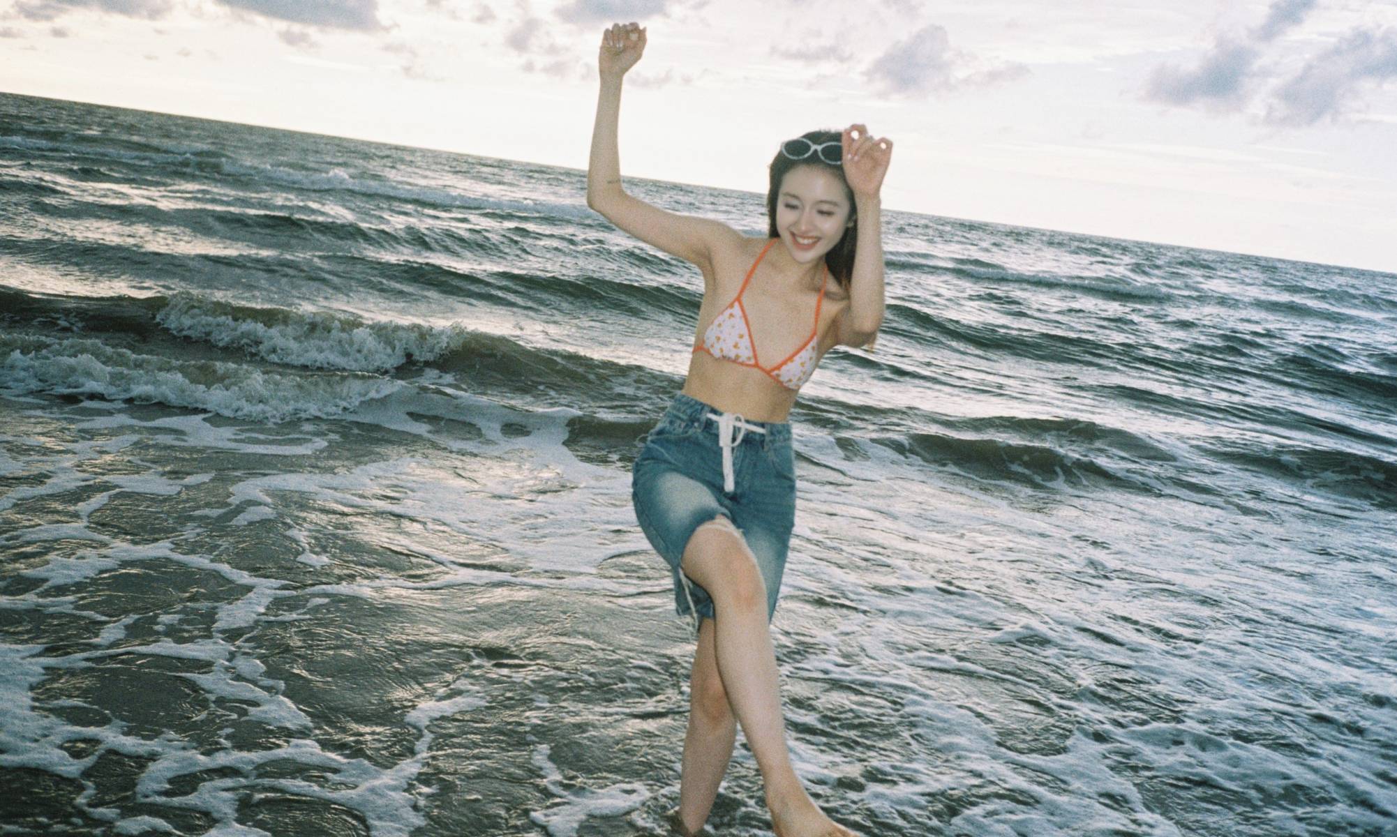 李兰迪穿比基尼海边度假 手捧椰子自由洒脱