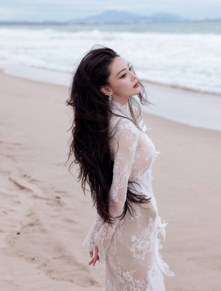 张馨予穿25斤拖尾礼服 秒变千年狐妖妩媚迷人