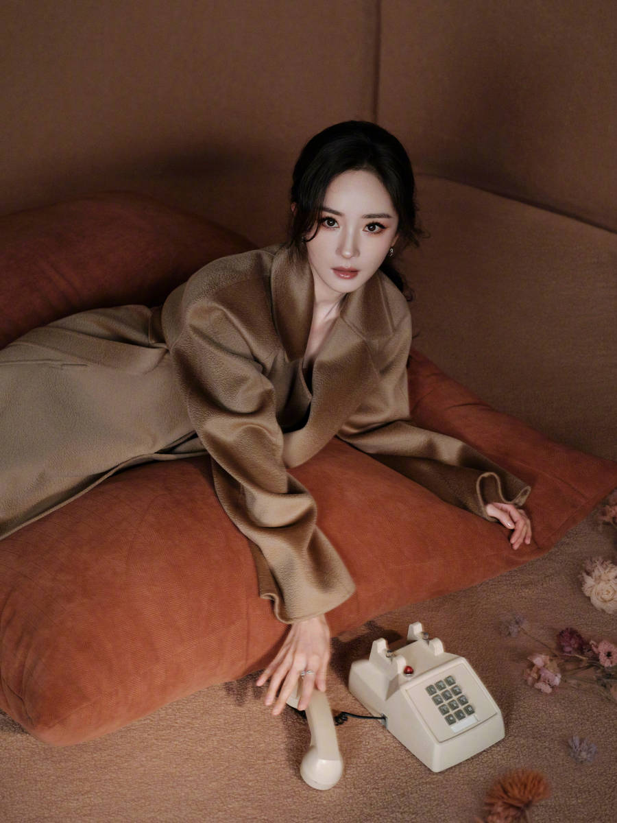 杨幂穿大衣气质迷人 白嫩玉足光滑柔软美腿吸睛