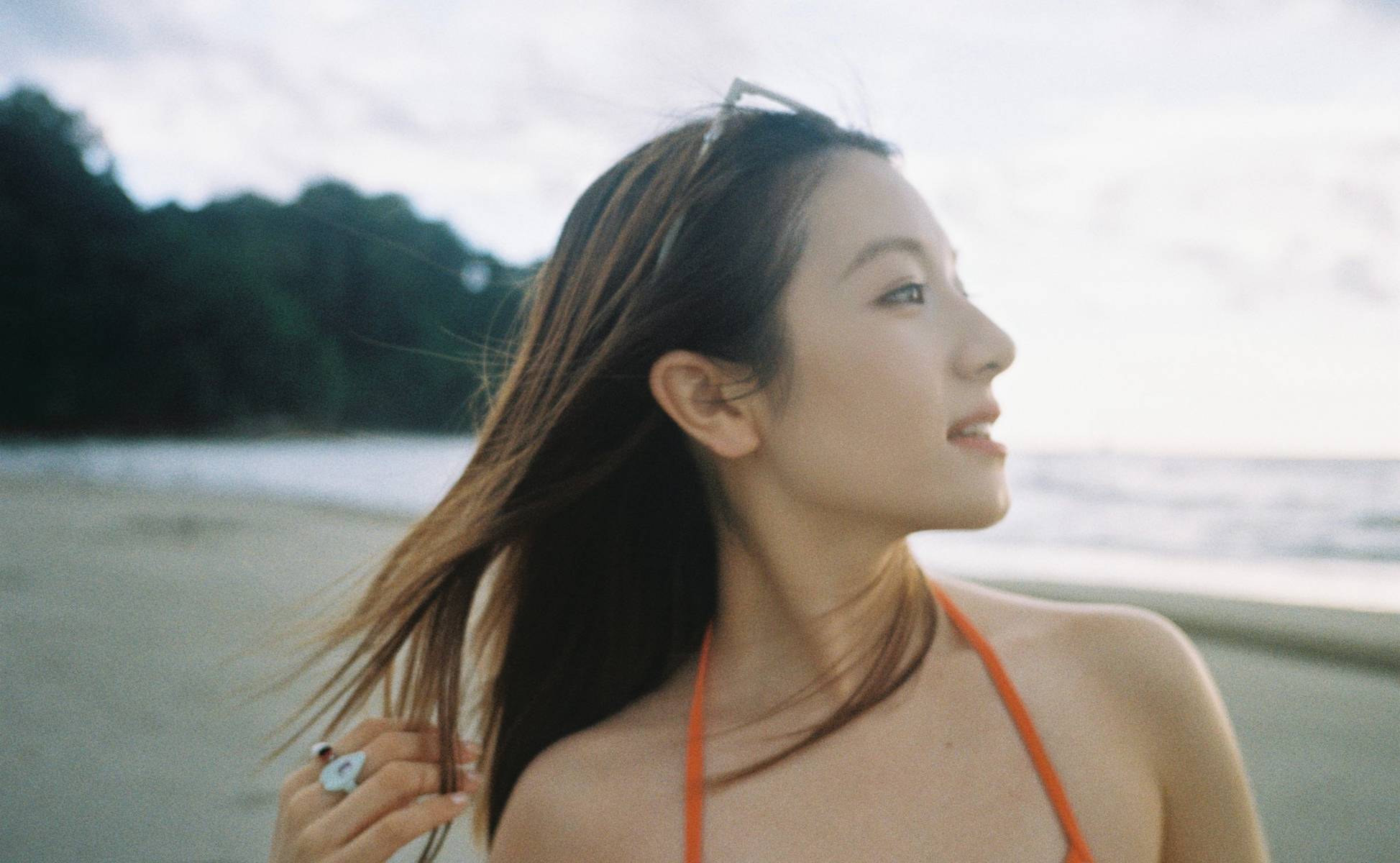 李兰迪穿比基尼海边度假 手捧椰子自由洒脱