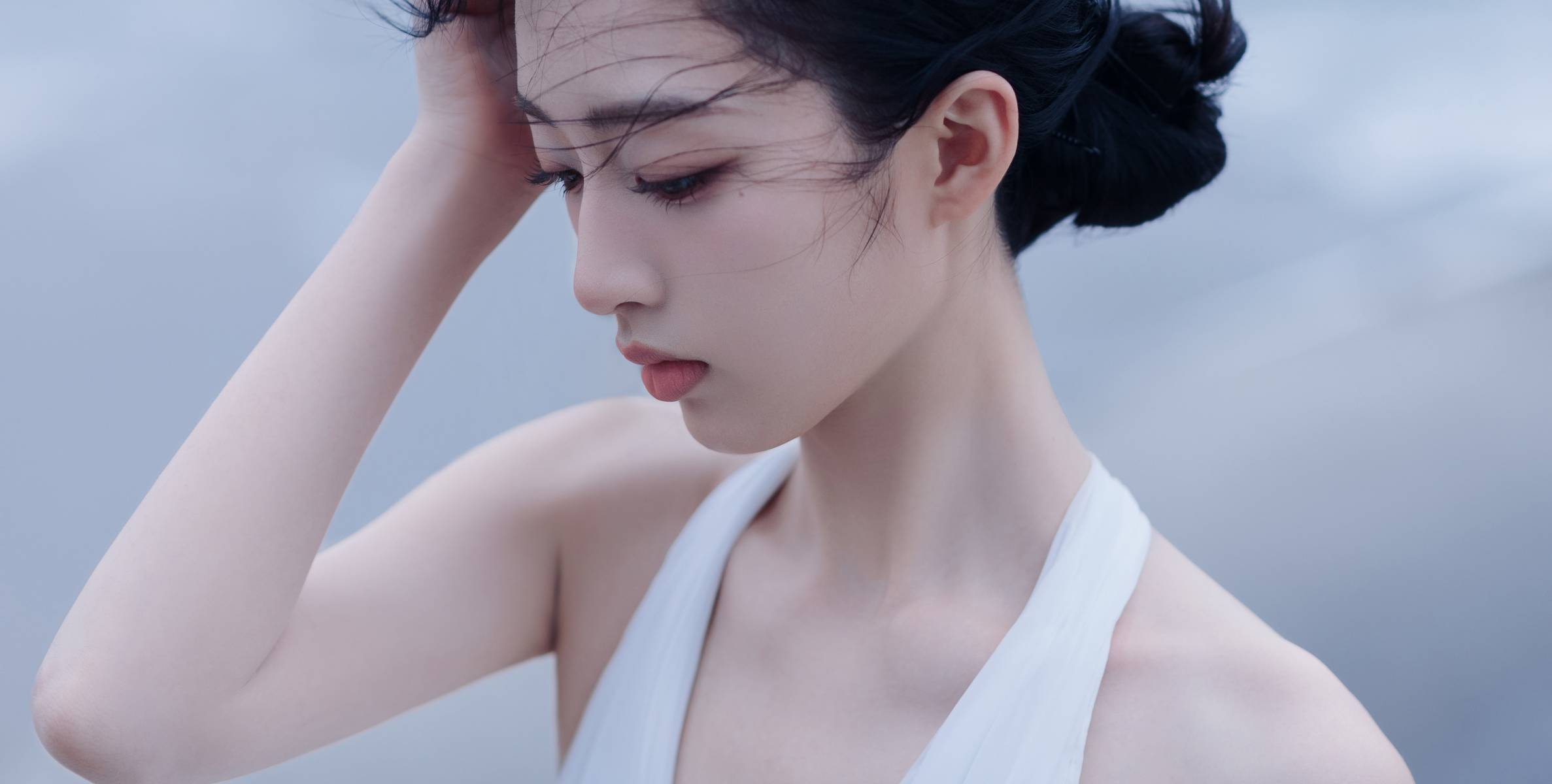 邓恩熙穿白色露背裙清丽脱俗 在码头读信文艺浪漫