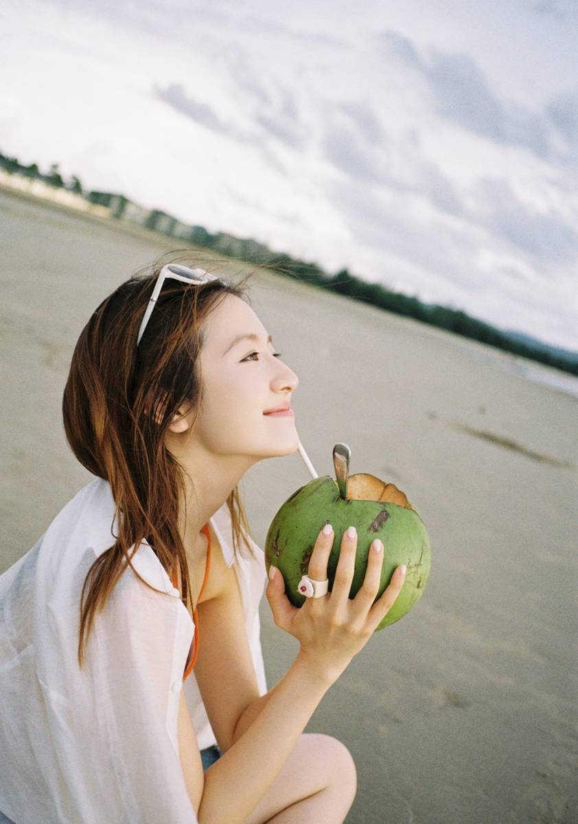 李兰迪穿比基尼海边度假 手捧椰子自由洒脱