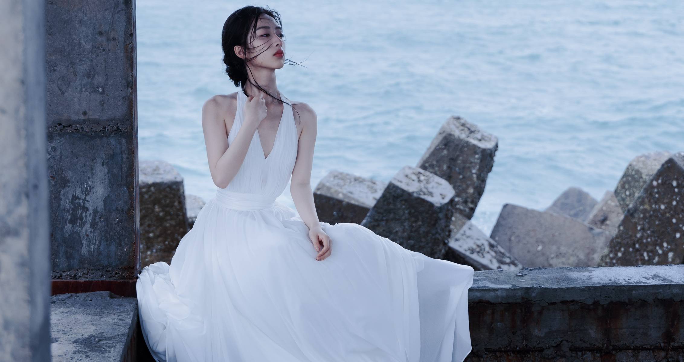 邓恩熙穿白色露背裙清丽脱俗 在码头读信文艺浪漫