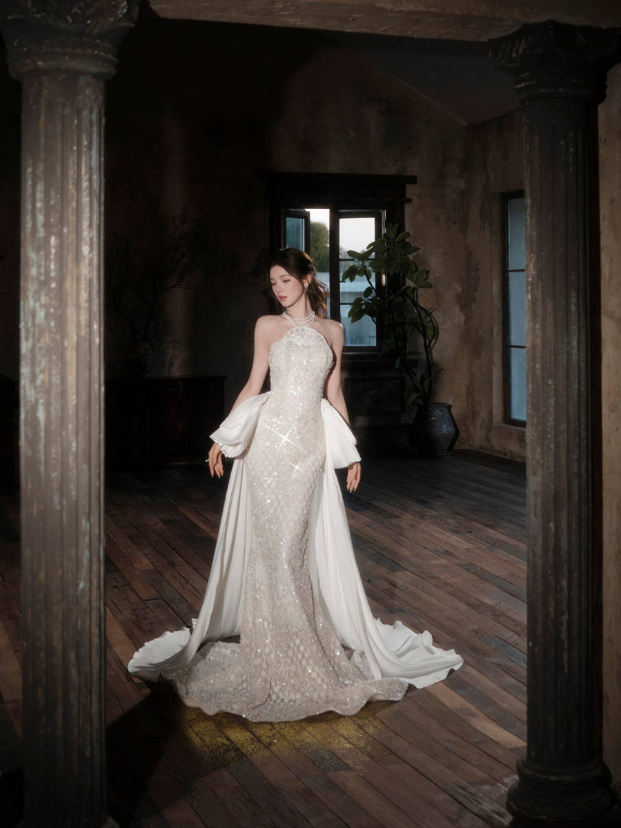 张予曦穿白色抹胸裙气质佳！宛若归国白月光大小姐