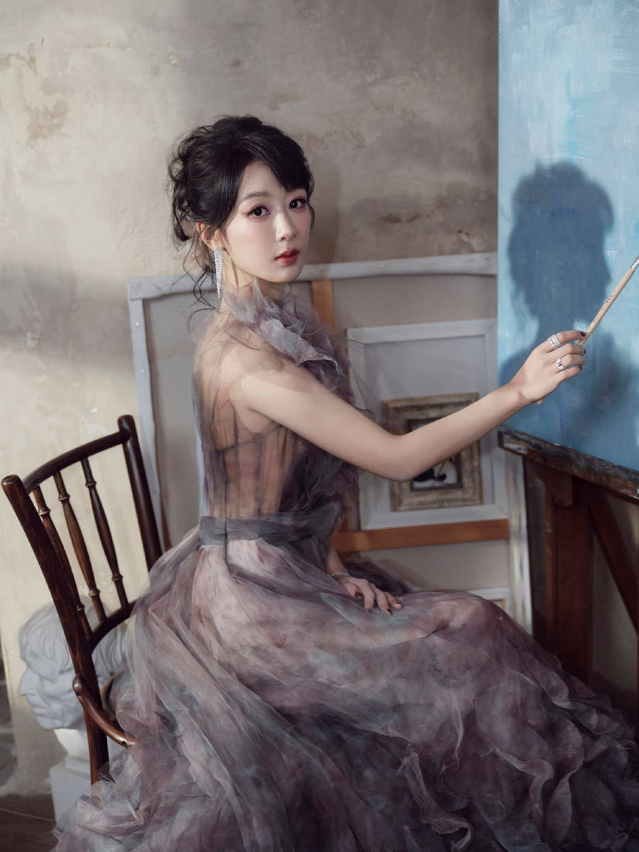 杨紫穿薄纱裙气质优雅!化身复古油画女郎美貌迷人
