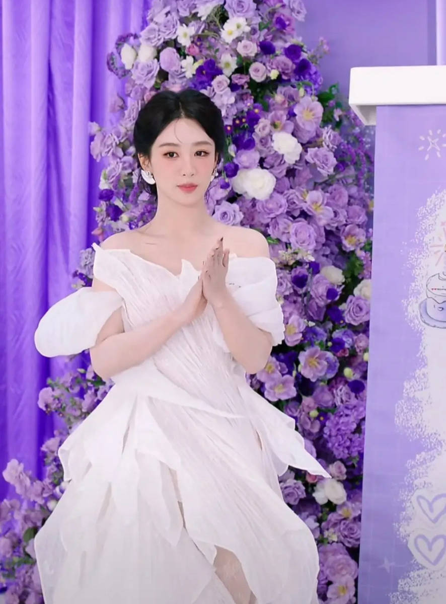 杨紫薄纱白裙似灵动花仙子 盘发造型高贵典雅