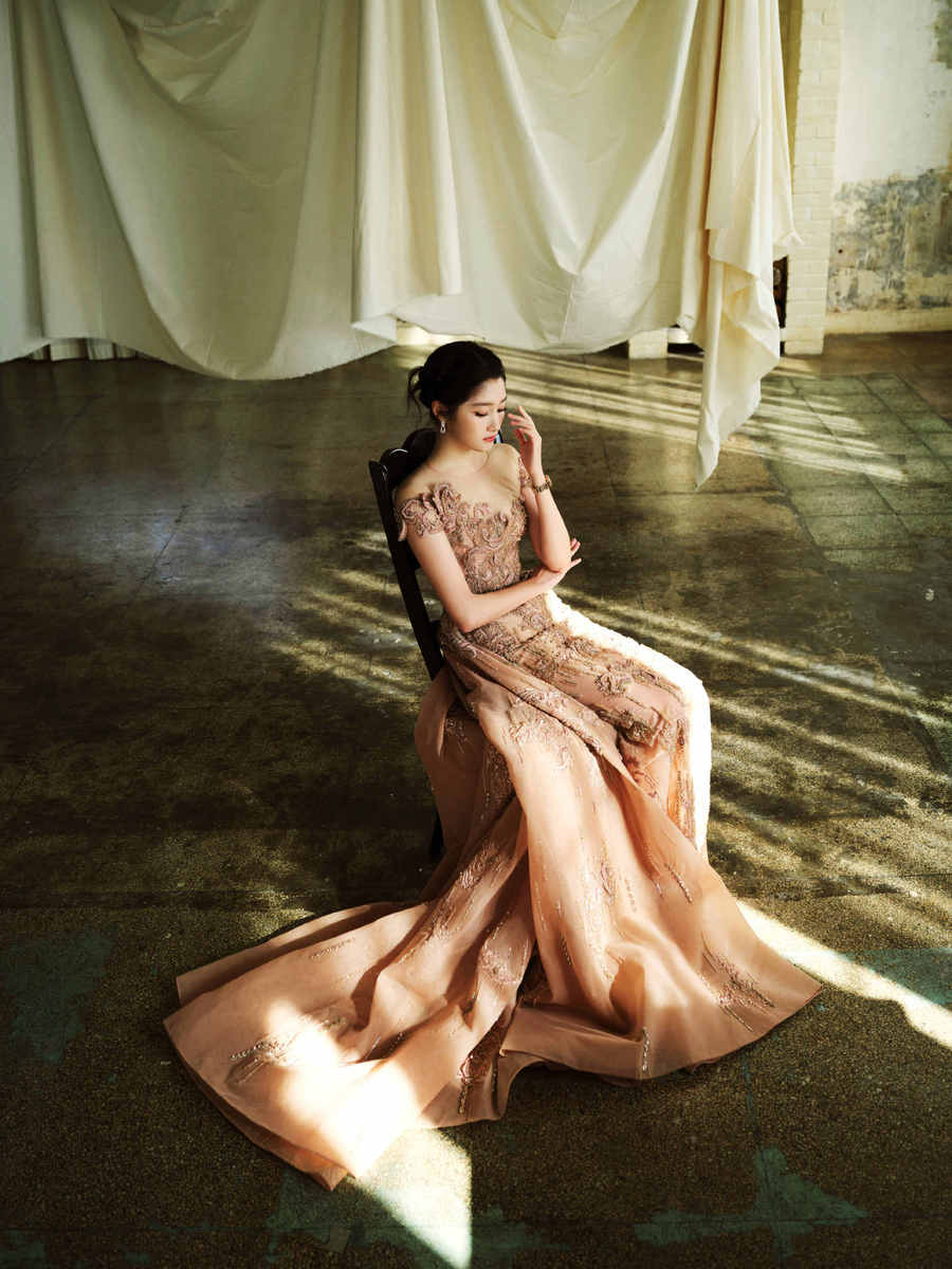 关晓彤身穿香槟粉鎏金纱裙 回眸一笑一眼万年