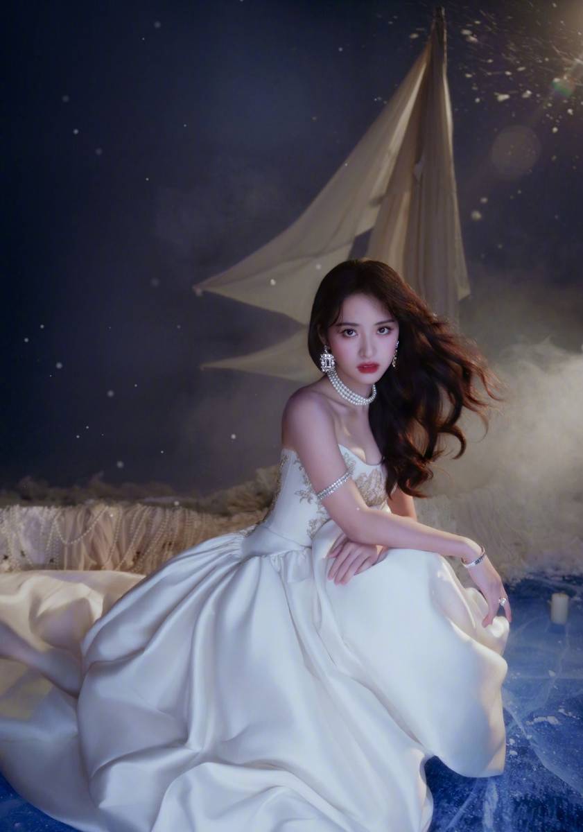 沈月穿拖地长裙灵动高贵 手持长剑英姿飒爽