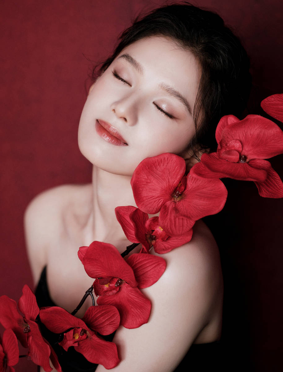 张婧仪黑裙配红花大气又灵动 微闭双眼笑容浅浅