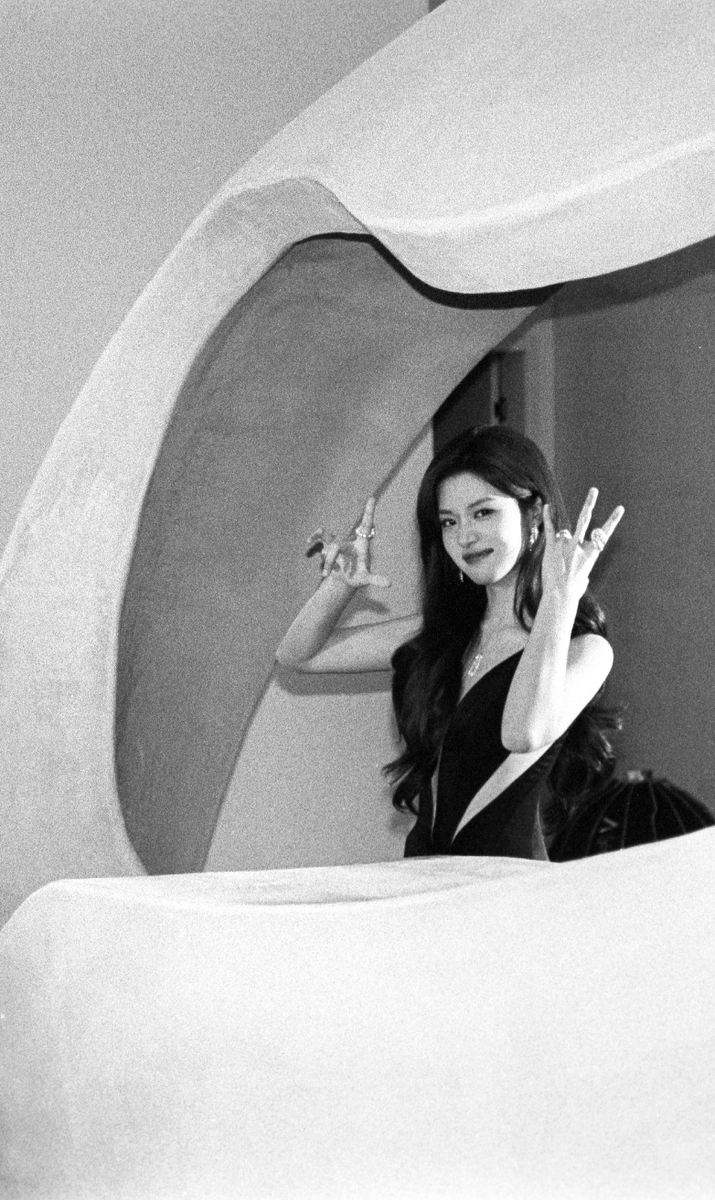 卢昱晓工作花絮曝光 神态松弛自然又可爱