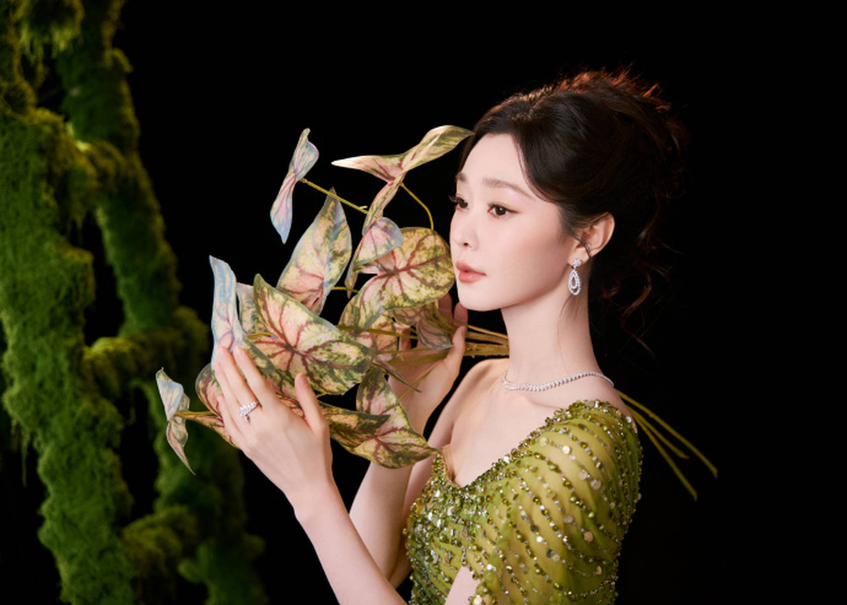 宋轶着绿色长裙化身绿野仙踪 皮肤白皙红唇吸睛