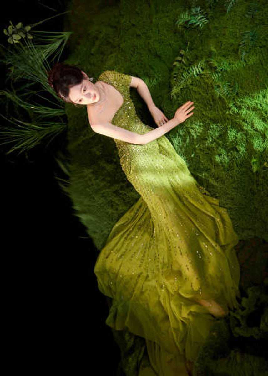 宋轶着绿色长裙化身绿野仙踪 皮肤白皙红唇吸睛