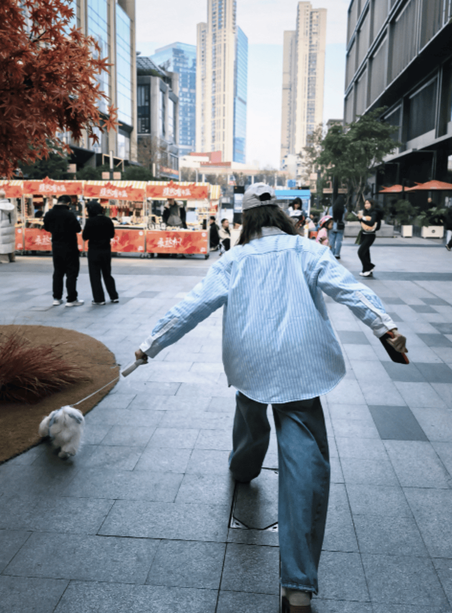 张艺凡休闲穿搭随性自在 球场挥拍尽显运动少女感