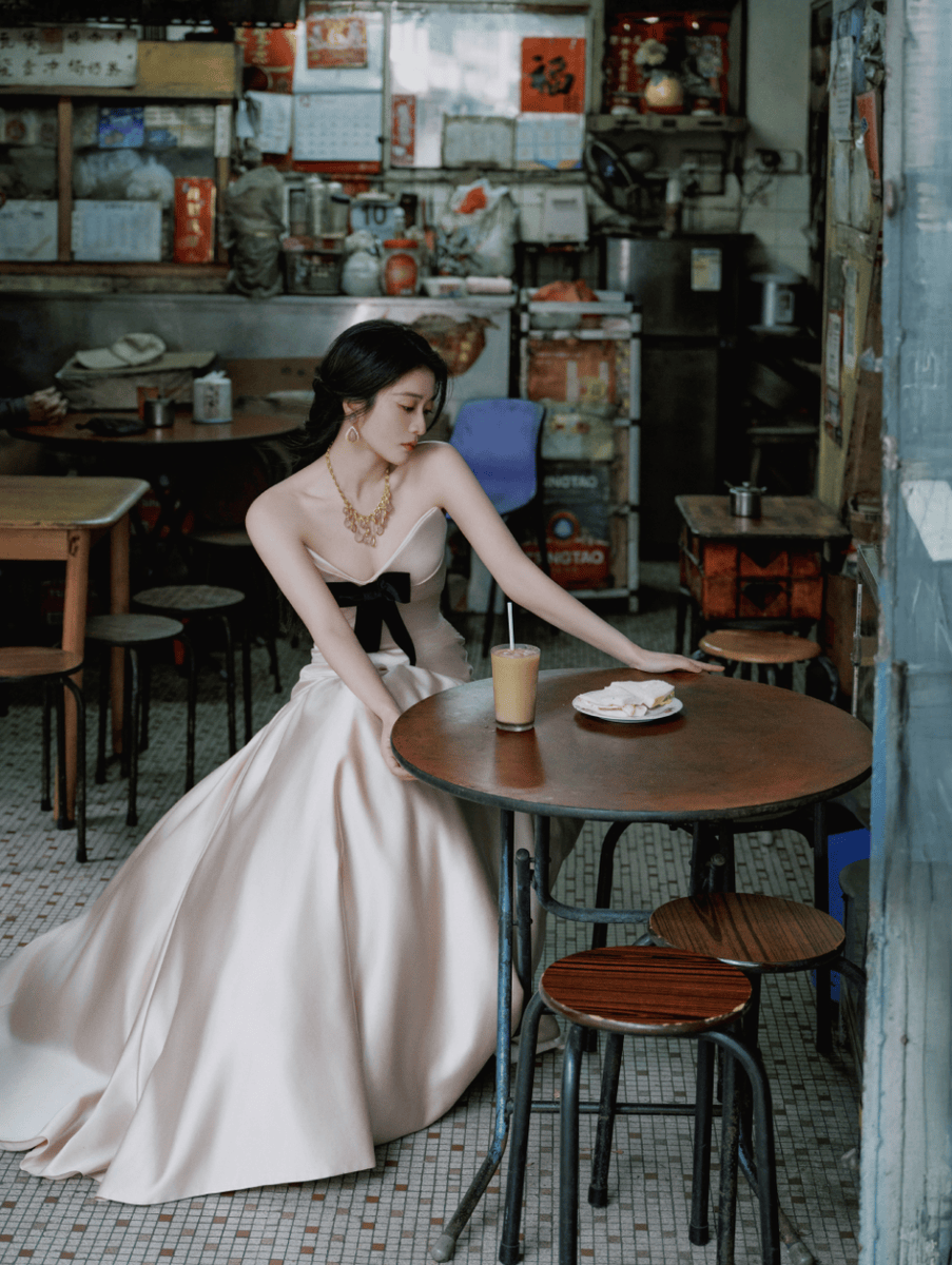 张雪迎穿缎面礼裙温婉大气 穿梭光影诠释电影质感