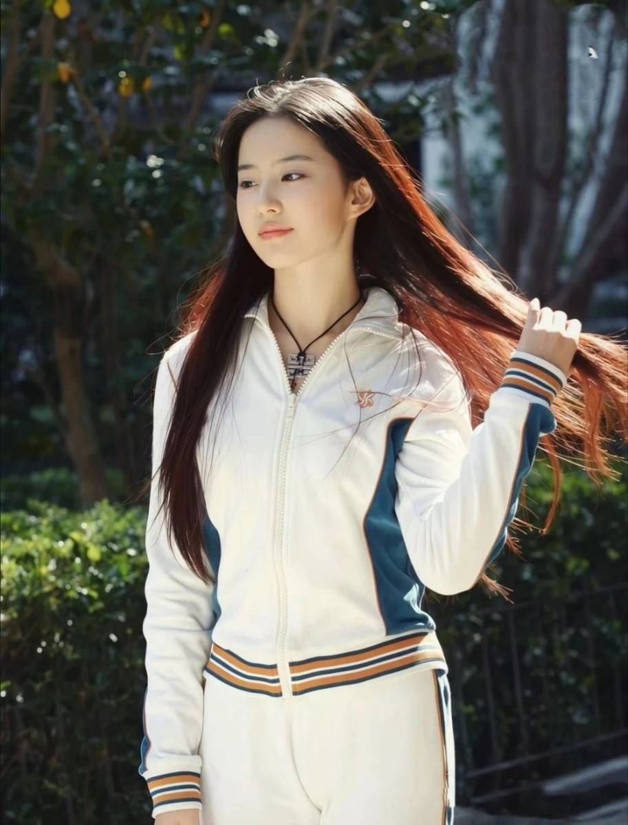 刘亦菲朱亚文大学时期合照曝光!经常组队排练考试