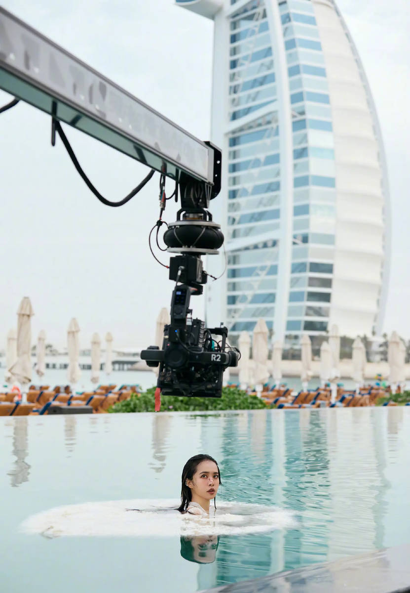 蔡依林穿白色长裙勾勒曲线身材 精彩画面超吸睛!