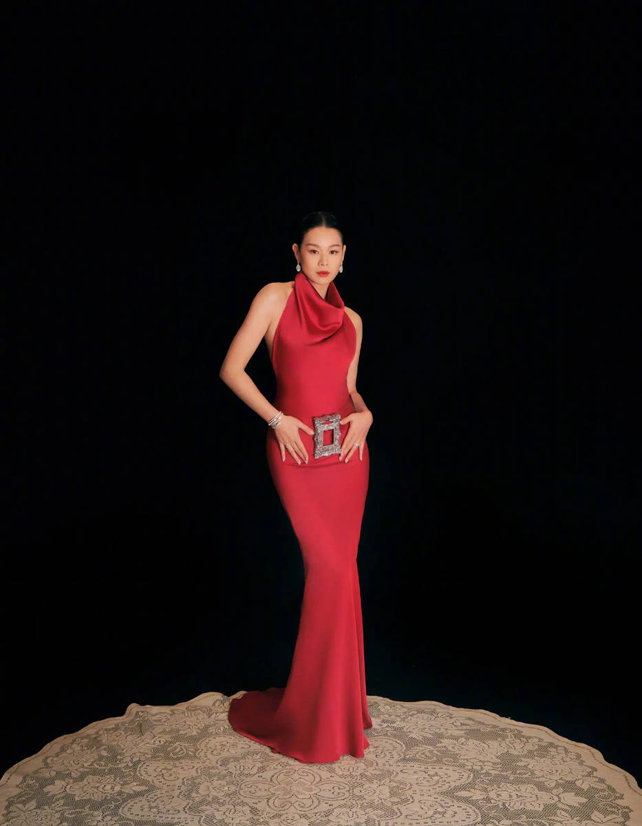 胡杏儿穿红色鱼尾裙曲线曼妙 利落盘发优雅又端庄