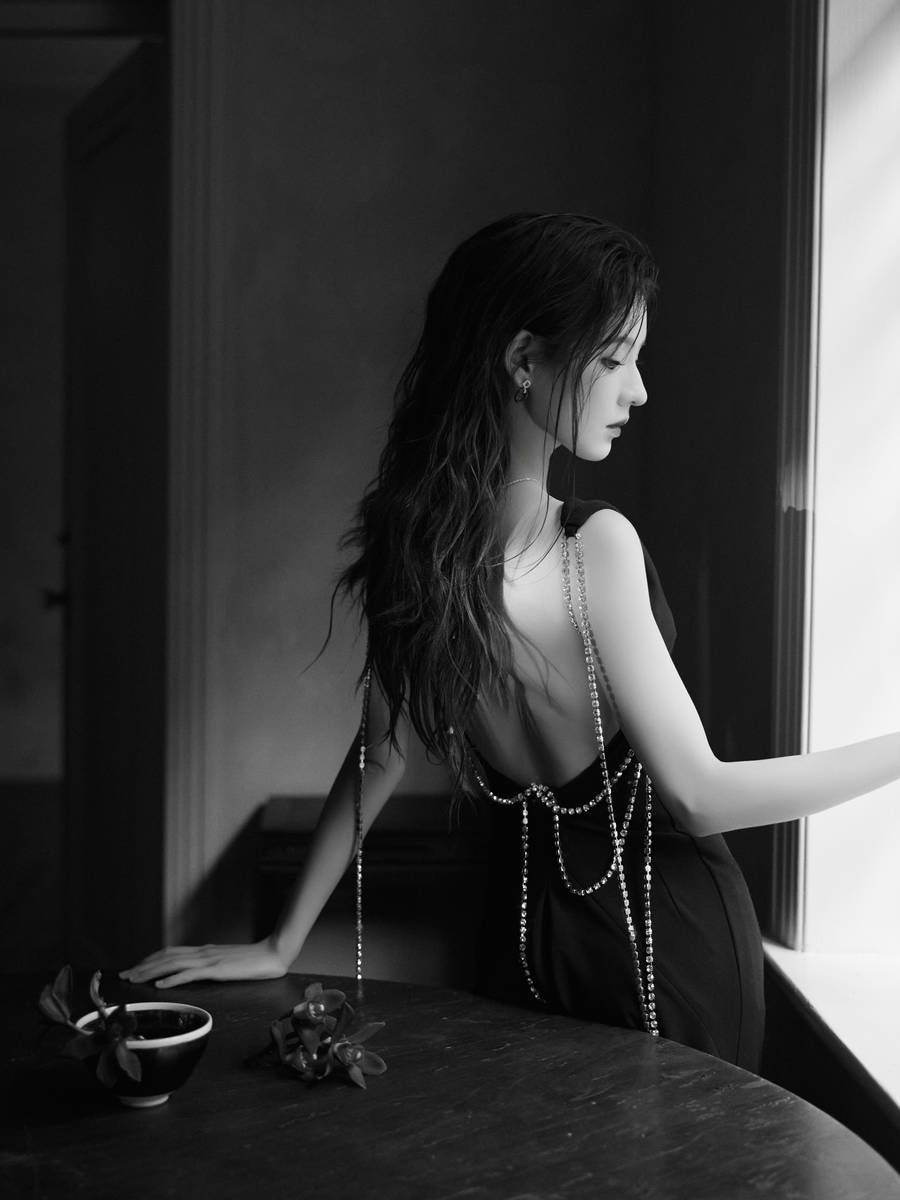 张予曦穿深V黑裙性感明艳 红唇亮眸氛围感满满