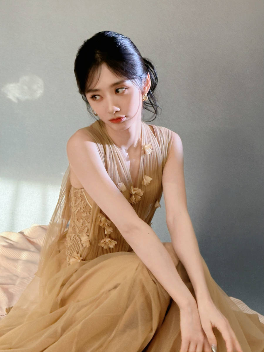 王影璐穿薄纱裙甜笑表情呆萌 乖巧伸懒腰似小猫咪