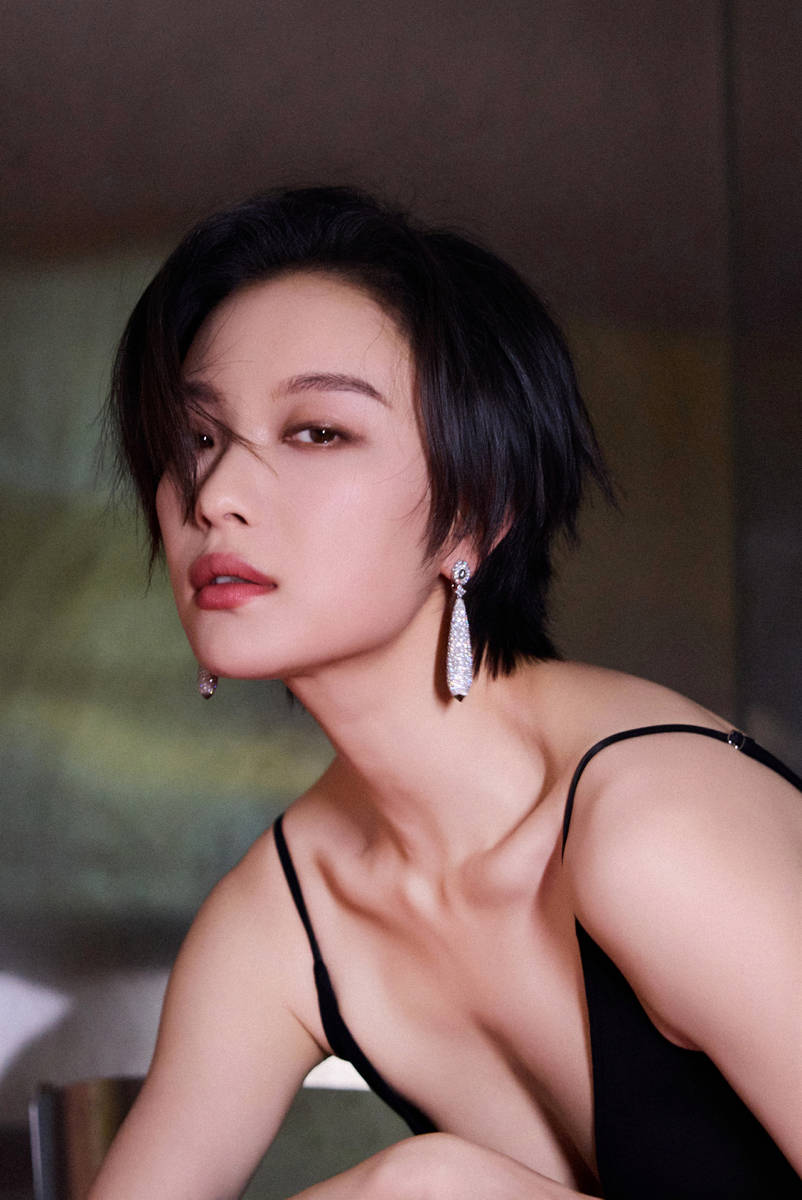 倪妮穿V领吊带裙大秀好身材 利落短发造型又美又飒