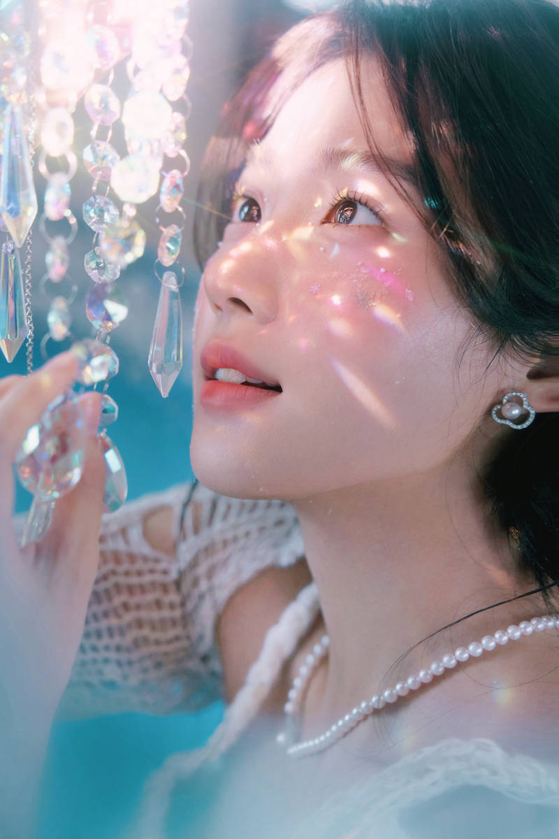 卢昱晓化身冰雪公主精致美丽 垂眸沉思显梦幻氛围