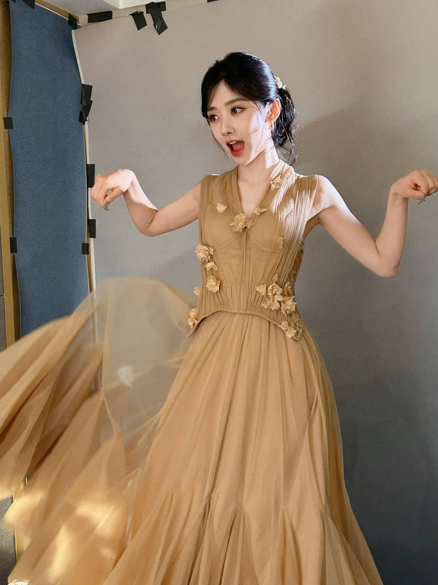 王影璐穿薄纱裙甜笑表情呆萌 乖巧伸懒腰似小猫咪