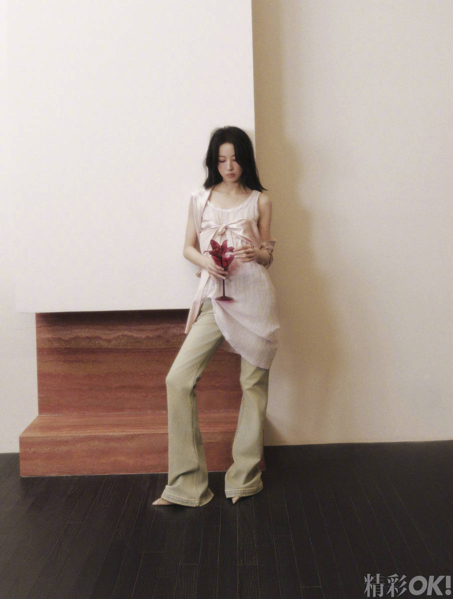 周雨彤穿白裙身材窈窕 丝袜勾勒纤细美腿