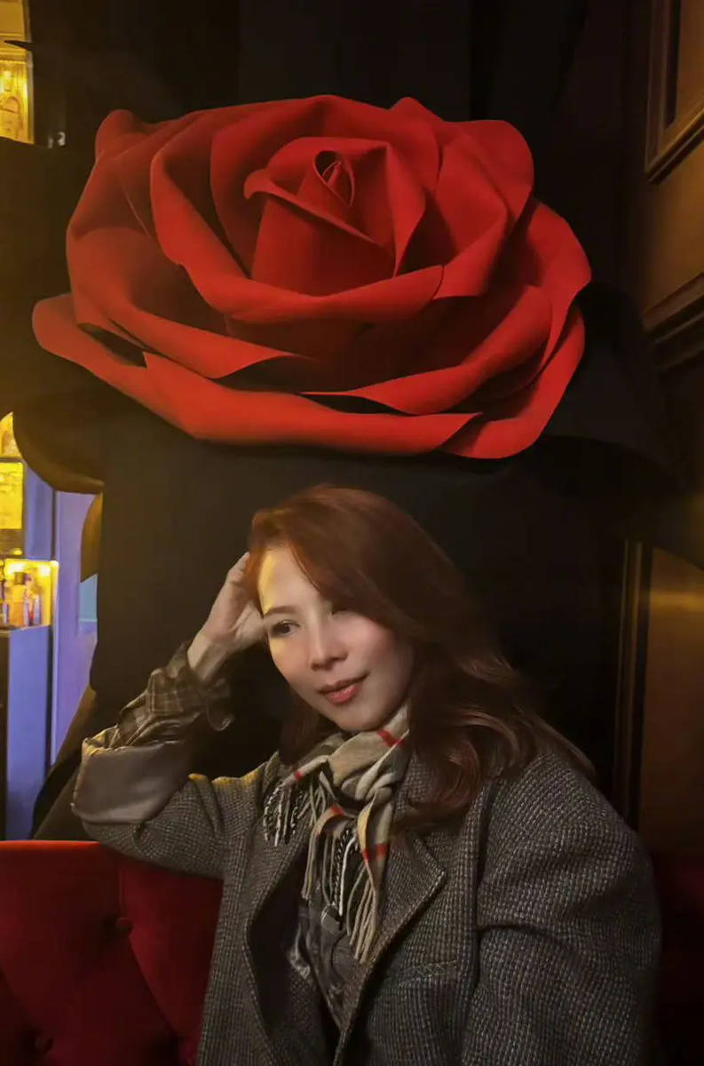 蔡少芬张晋庆祝结婚18周年 两人搞怪亲吻满脸幸福