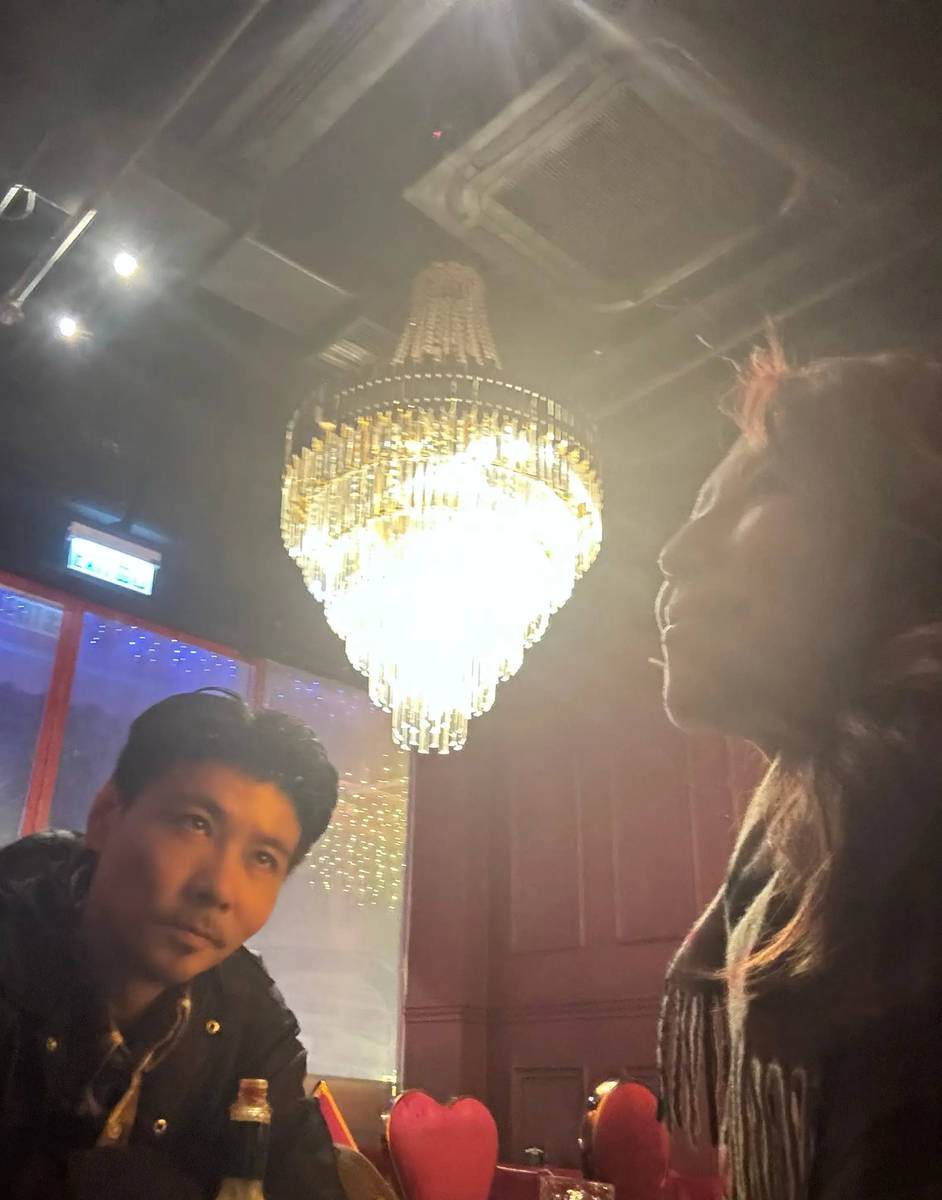 蔡少芬张晋庆祝结婚18周年 两人搞怪亲吻满脸幸福