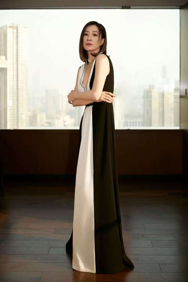 佘诗曼穿束身长裙身姿窈窕 出席游园会明媚又自信