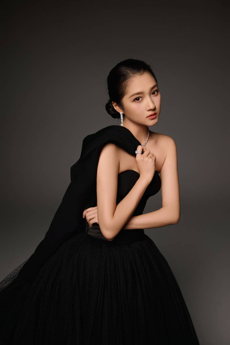 关晓彤穿抹胸纱裙配宽檐黑帽 红唇冷眸优雅又贵气