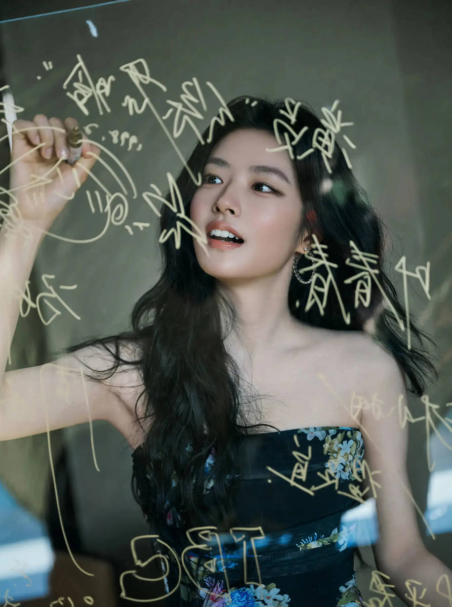 徐若晗穿印花抹胸裙气质清冷 卷发配钻饰精致温柔