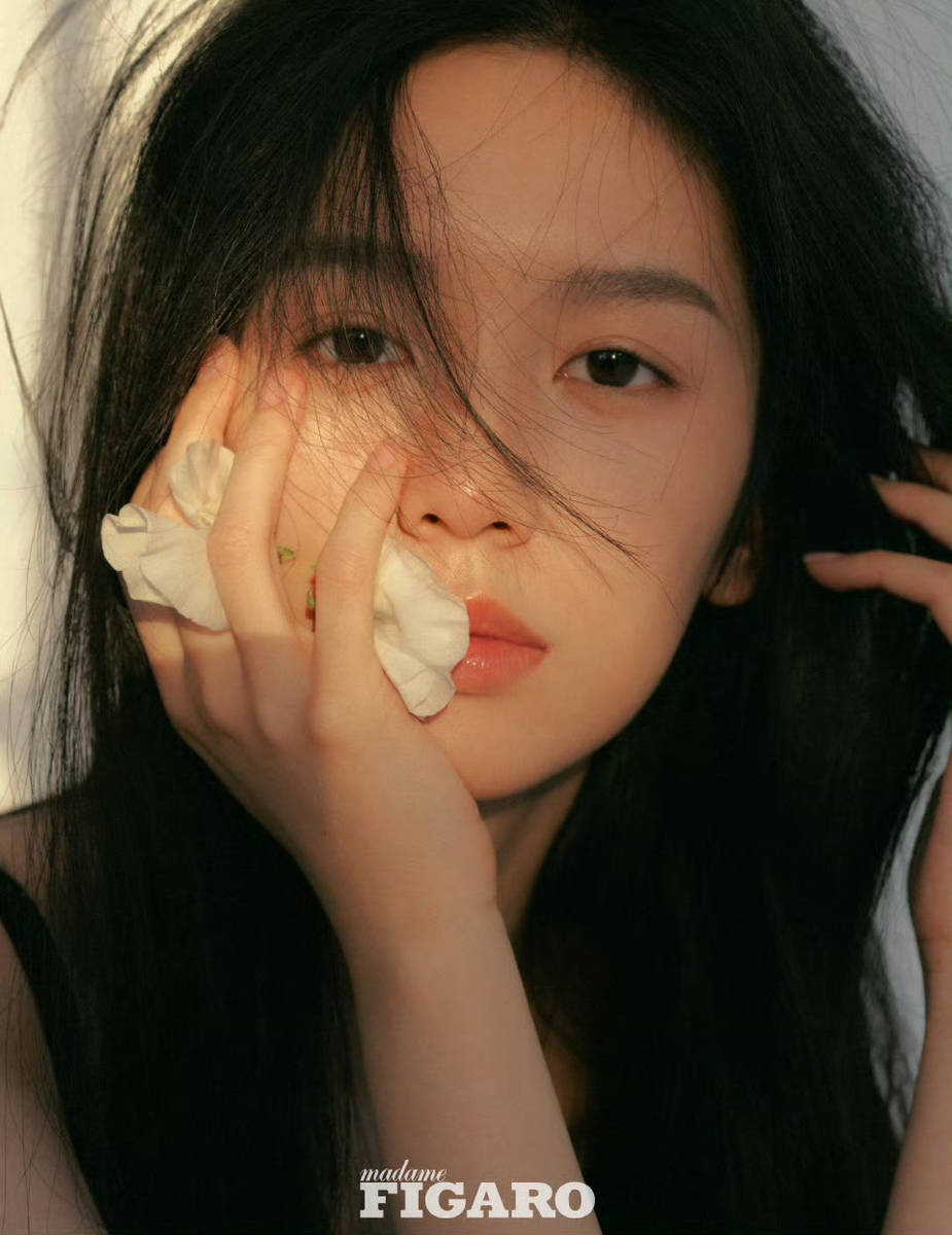 周也赤脚穿白裙慵懒感十足 光影交错间尽显少女感