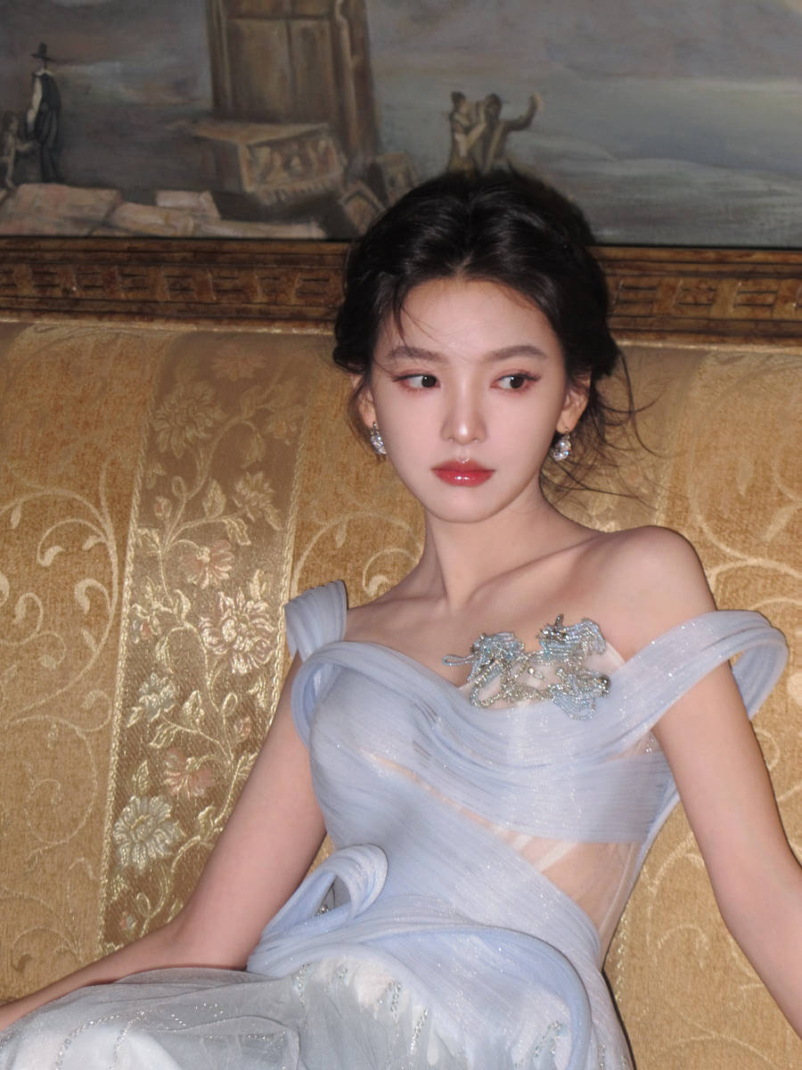 章若楠穿浅蓝水钻礼服清冷神秘 裙摆飞扬灵动梦幻