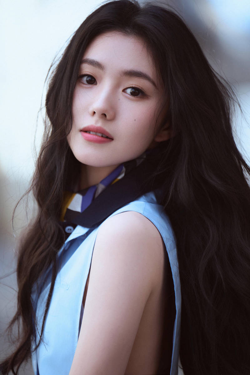 刘浩存穿浅蓝无袖衬衫眉眼清澈 单手托腮清新灵动