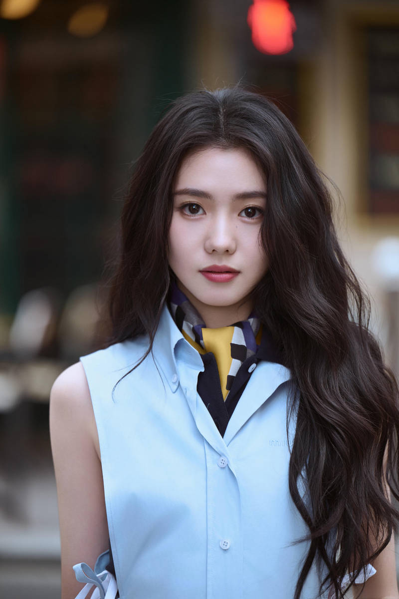 刘浩存穿浅蓝无袖衬衫眉眼清澈 单手托腮清新灵动