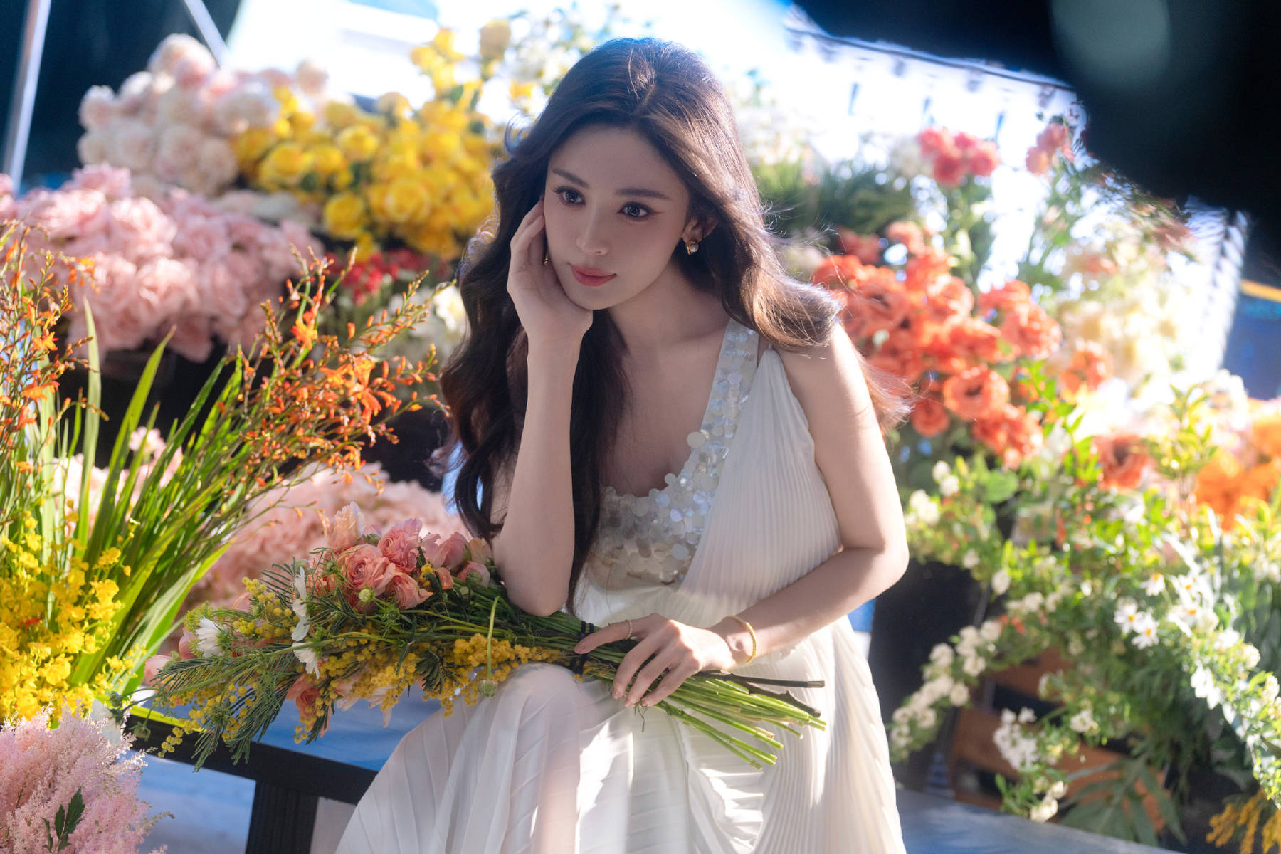 娜扎化身春日捧花少女！穿白色长裙气质清纯动人