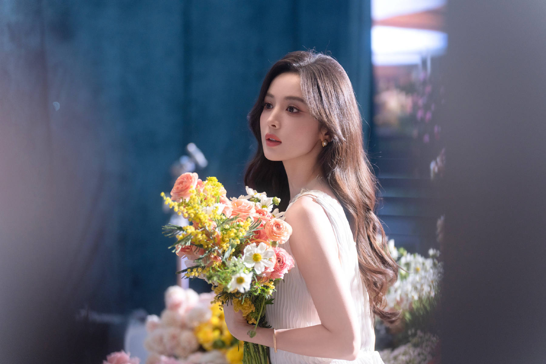 娜扎化身春日捧花少女！穿白色长裙气质清纯动人